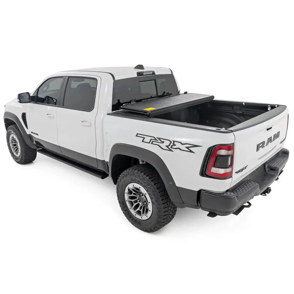 Tøff Tri-fold Lavprofil Hardt Trekk Rough Country 5’7’’ - Ram 1500 Dt 19-