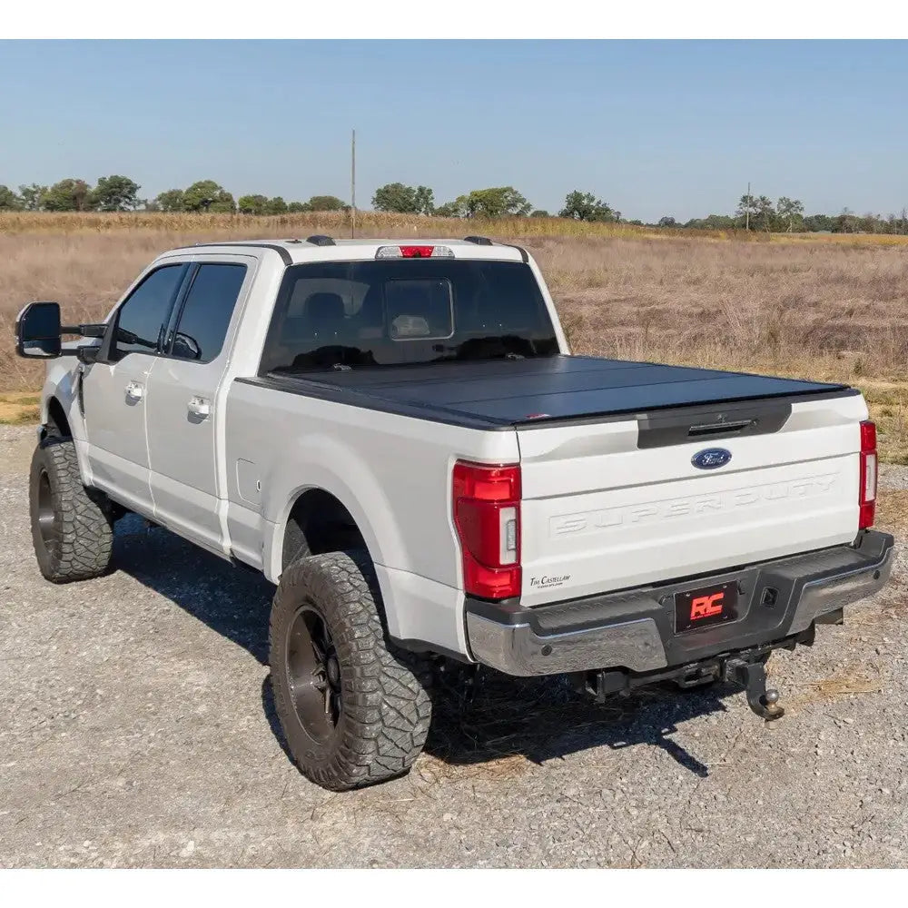 Tøff Tri-fold Lavprofil Hardtopdeksel Rough Country 6’10’’ - Ford F250 17-22