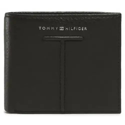 Tommy Hilfiger svart lær lommebok for menn, frontvisning med sølvmerke og markant T-formet søm.