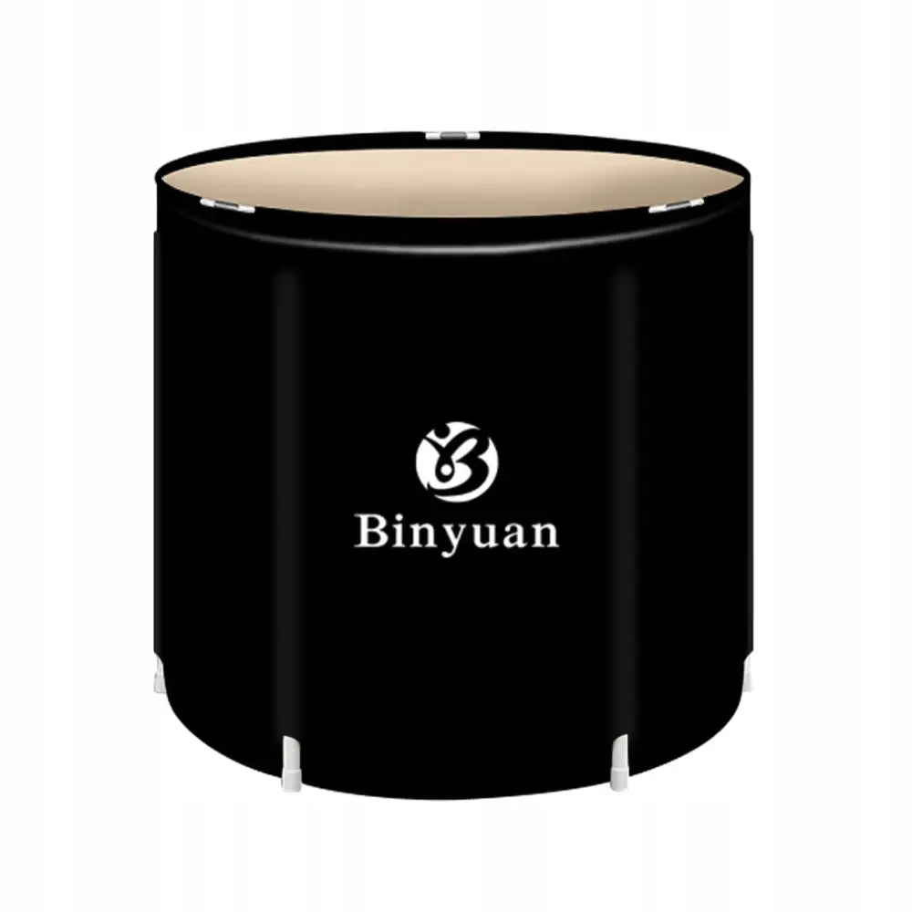 Tønne for isbading i sort med hvite ben, tydelig hvit logo og tekst midt på, sett forfra mot hvit bakgrunn.