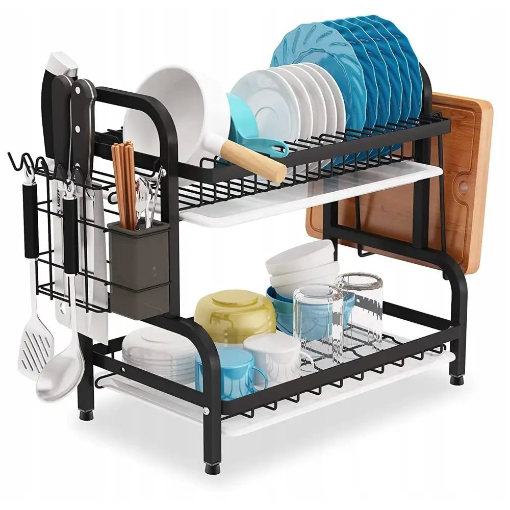 Tørkestativ i svart metall med to etasjer, fylt med servise, bestikk, avtakbare beholdere og skjærefjøl.