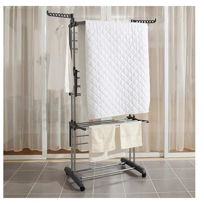 Tørkestativ for klær XXL, frontvisning med flere nivåer, grått metall og svarte detaljer, fylt med ulike tekstiler.