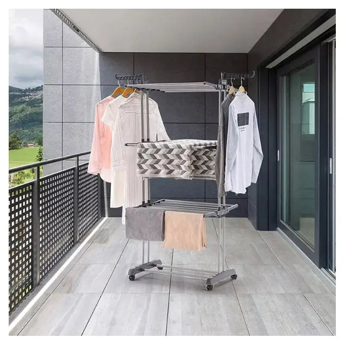Tørkestativ for klær XXL, sammenleggbart metallstativ med flere nivåer, fullt av klær på en balkong.