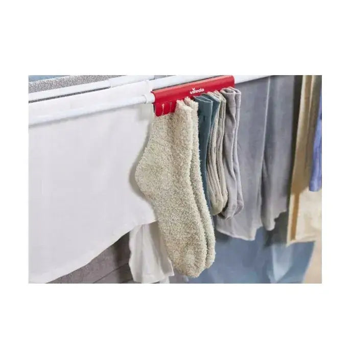 Tørkestativ Infinity 3M, detalj av rød og hvit klemme som holder lyse sokker og småplagg til tørk.