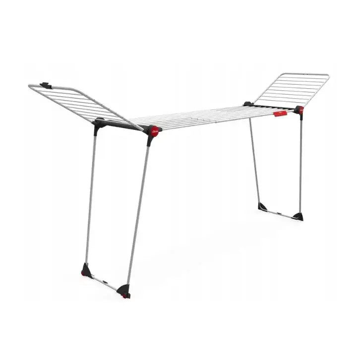 Tørkestativ for klær XXL Vileda Infinity, skråvisning med utslåtte vinger og detaljer i svart og rødt.