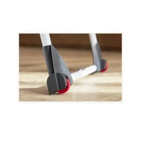 Tørkestativ Infinity 3M, nærbilde av hjul med grå og røde detaljer festet til hvite ben mot tregulv.