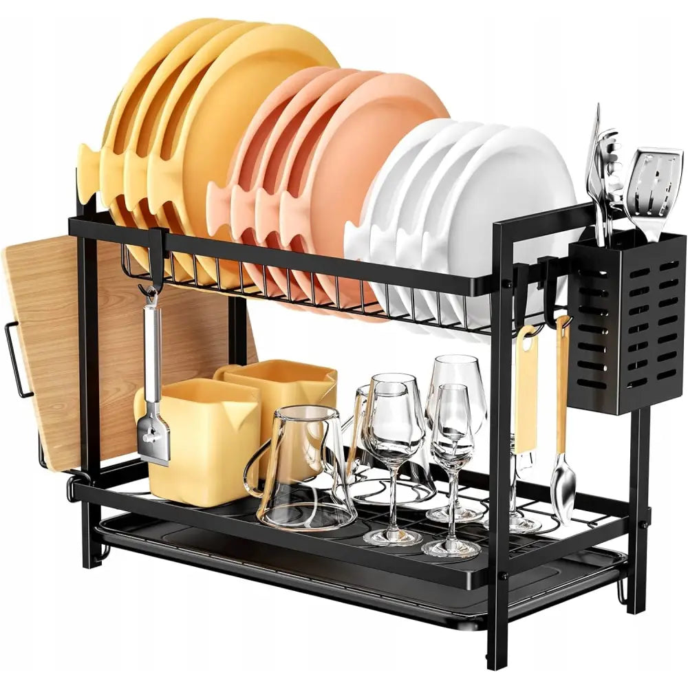 Tørkestativ for oppvask i svart metall, sidevisning med to nivåer, fylt med servise og egne holdere for kjøkkenredskaper.