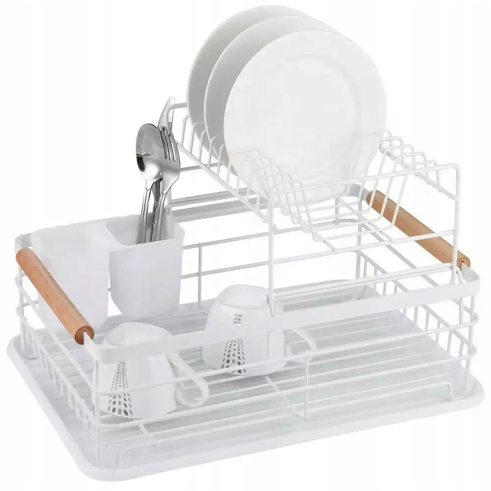 Tørkestativ for oppvask i hvitt metall med trehåndtak, bestikkholder og plass til både tallerkener og kopper.