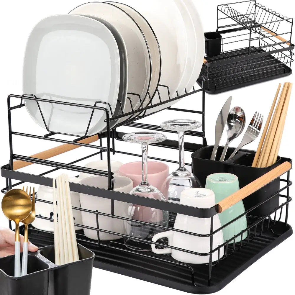 Tørkestativ for oppvask i svart metall med trehåndtak, to nivåer og separate bestikkholdere, sett skrått.