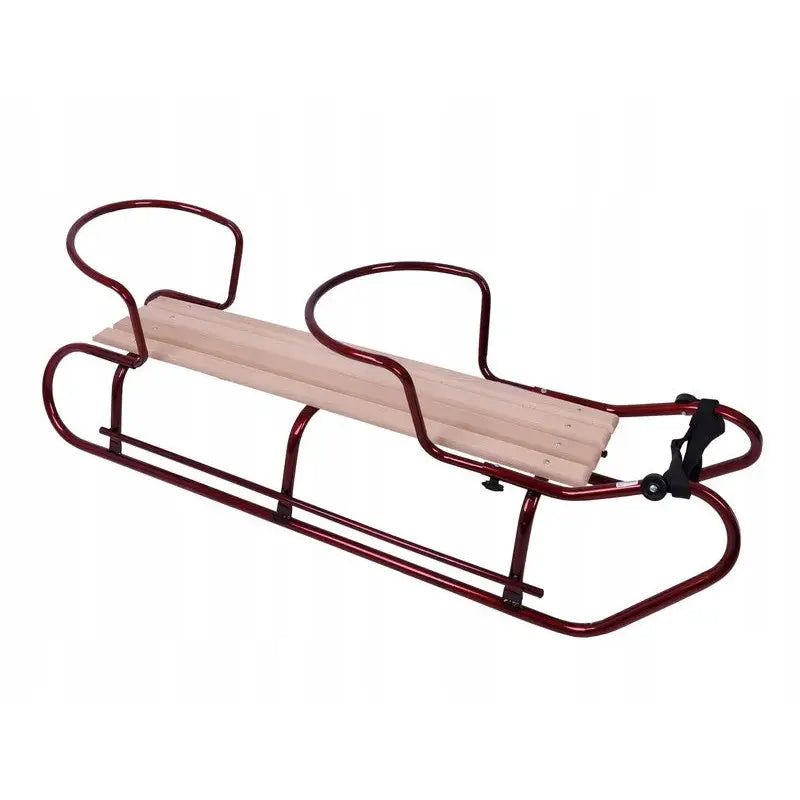Akebrett med rød metallramme, lyse treplanker som sete, buede armlener og svart trekkrem foran.