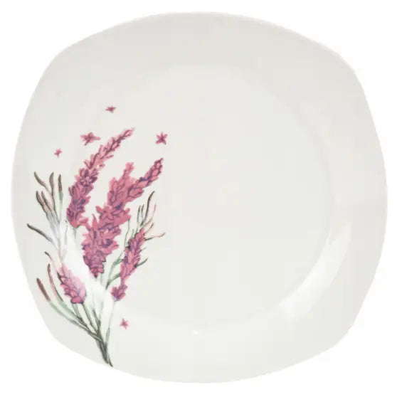 Hvit asjett i porselen med rosa og lilla blomsterdekor og grønne blader på venstre side, sett ovenfra.