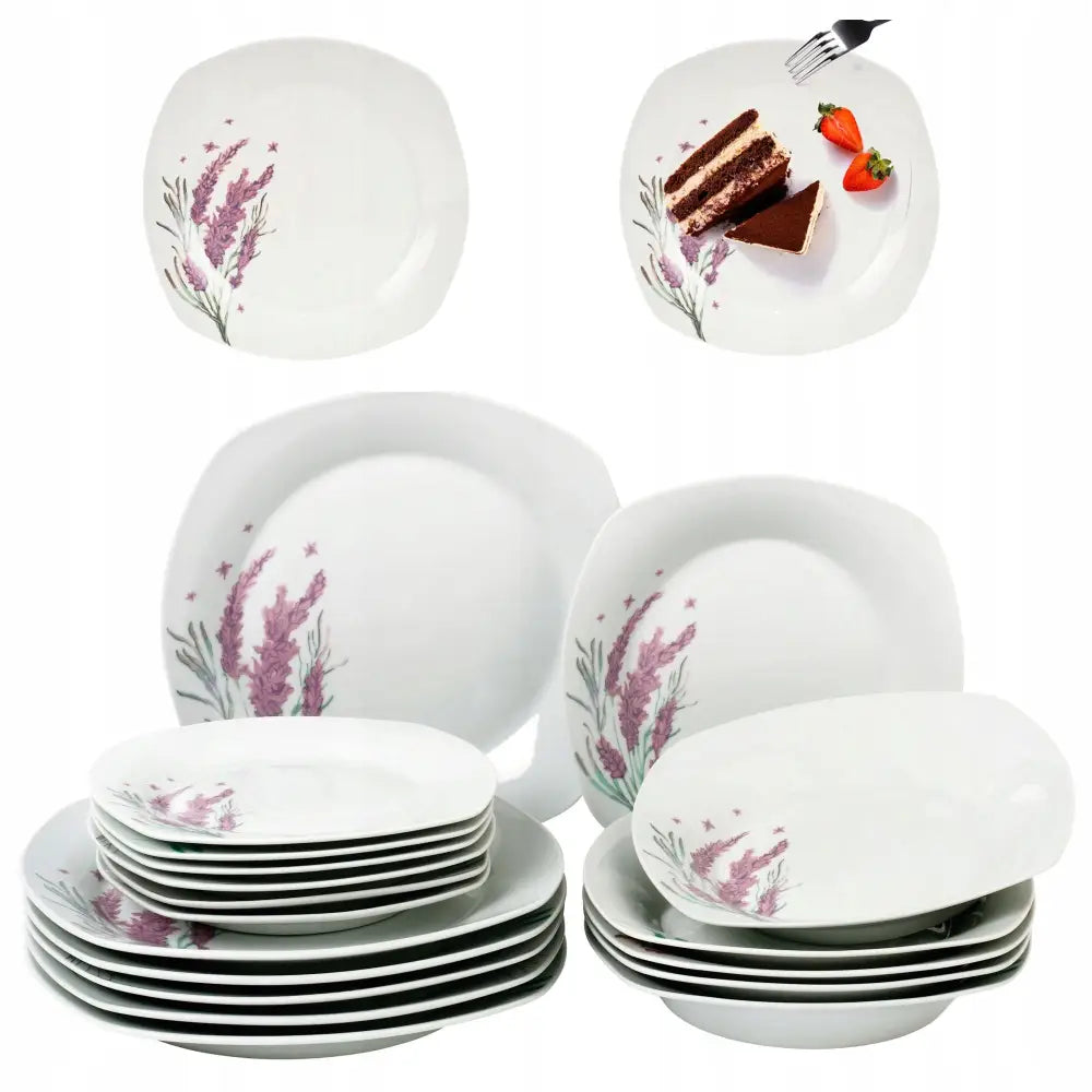 Tallerken sett i hvitt porselen med lilla blomster, skrått sett, ett fat med kake og jordbær foran.