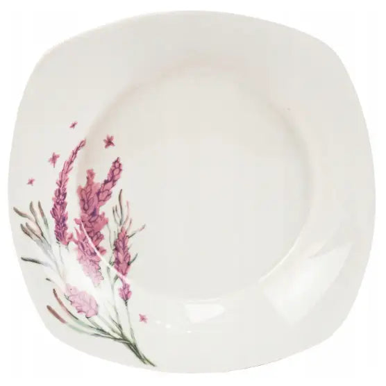 Hvit porselenstallerken med avrundede kanter, dekorert med rosa og lilla blomster langs venstre side.