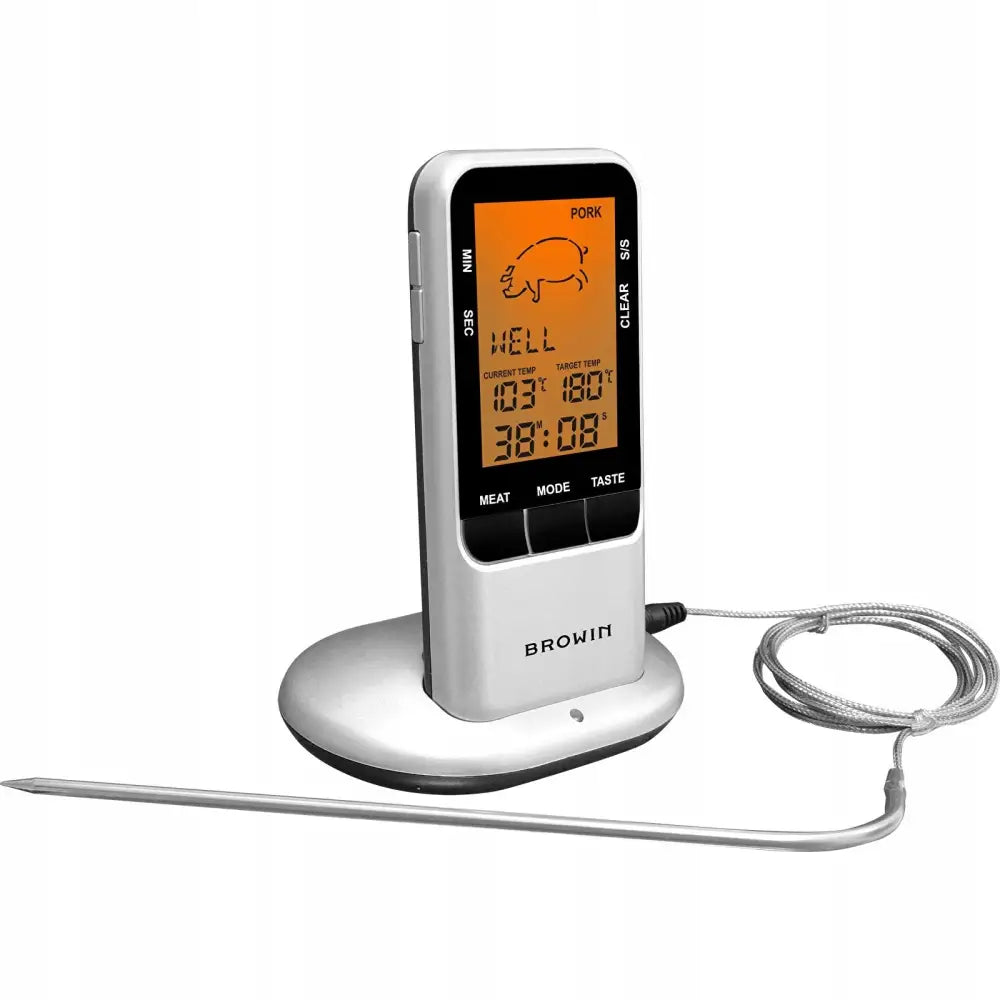 Trådløst mattermometer med avtagbar metallprobe, oransje display og ladestasjon sett fra skrå forside.