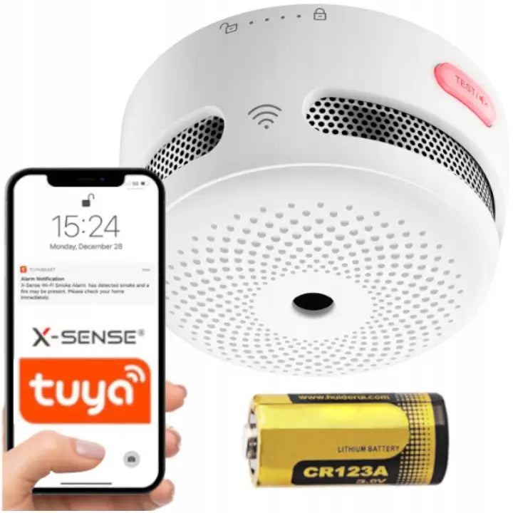 Trådløs røykdetektor med Wifi, perforert hvit front og rosa testknapp, vist med app og CR123A-batteri.