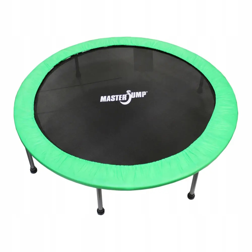 Fitness trampoline Masterjump 140 cm, skrå vinkel viser grønn kantbeskyttelse og logo på sort hoppeflate.
