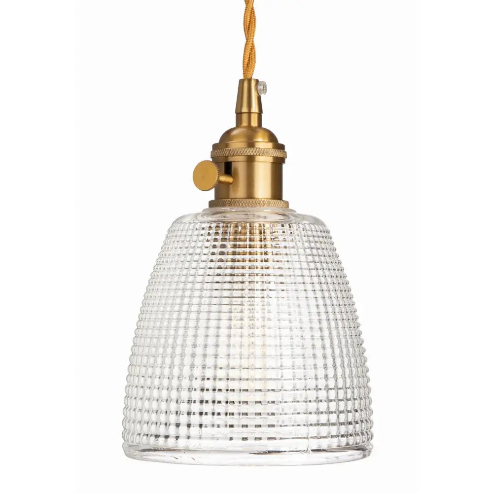 Transparent krystallglass hengelampe med klokkeformet skjerm, messingdetaljer og gul tekstilledning, frontvisning.