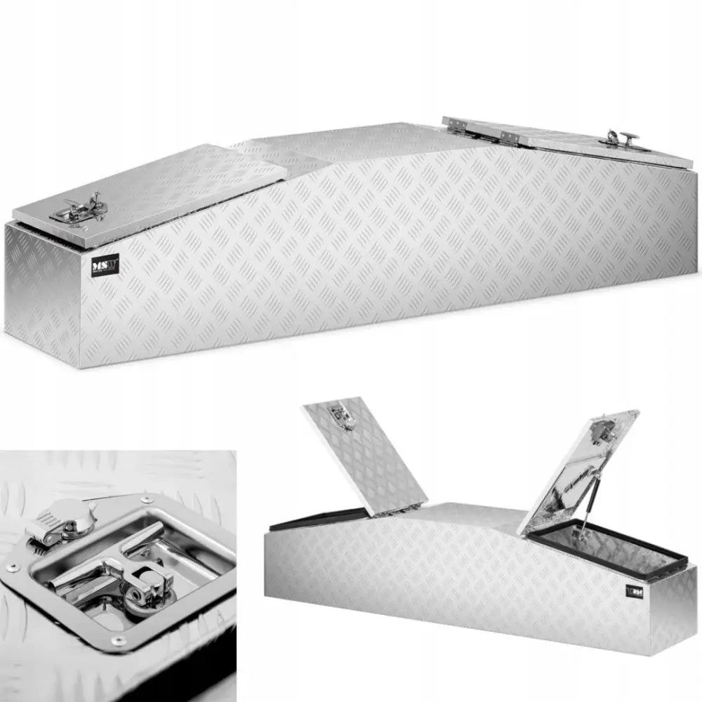 Transportabel verktøykasse i aluminium, skråvisning med rutemønstret overflate, doble lokk og synlig låsemekanisme.