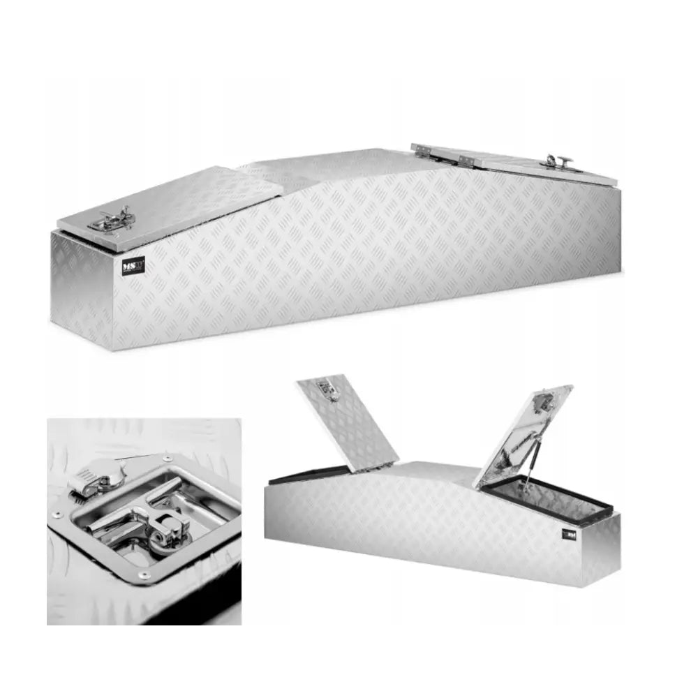 Transportabel verktøykasse i aluminium, åpent lokk og synlig lås, rutemønstret overflate sett fra siden.