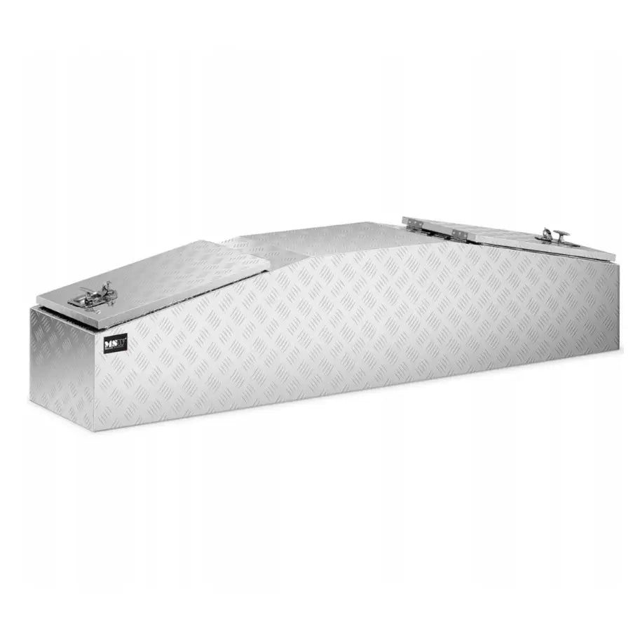 Transportabel verktøykasse i aluminium, sidevisning med tydelig diamantmønster og doble låsbare lokk på toppen.