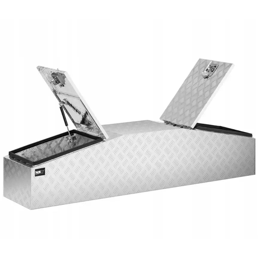 Transportabel verktøykasse i aluminium, skråvisning med åpne lokk, diamantmønster og synlige gassdempere.