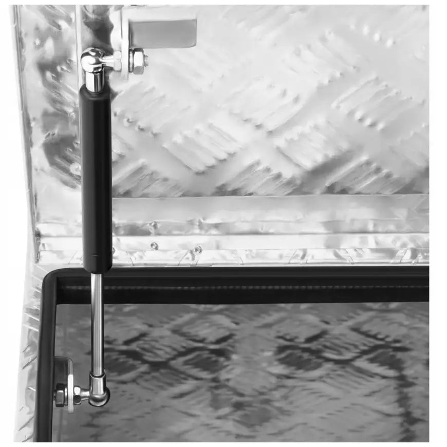 Transportabel verktøykasse i aluminium, nærbilde av sort og sølv gassdemper montert på lokket.