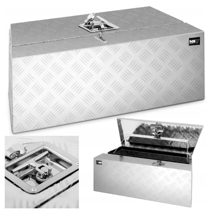 Transportabel verktøykasse i sølvfarget aluminium, nærbilde av låsemekanisme og åpent lokk fra skrå front.