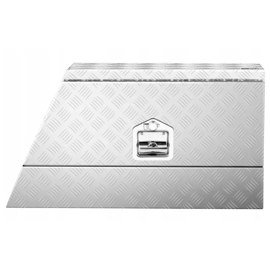 Transportabel verktøykasse i aluminium, frontvisning med rutemønster, lås i midten og skrå venstrekant.