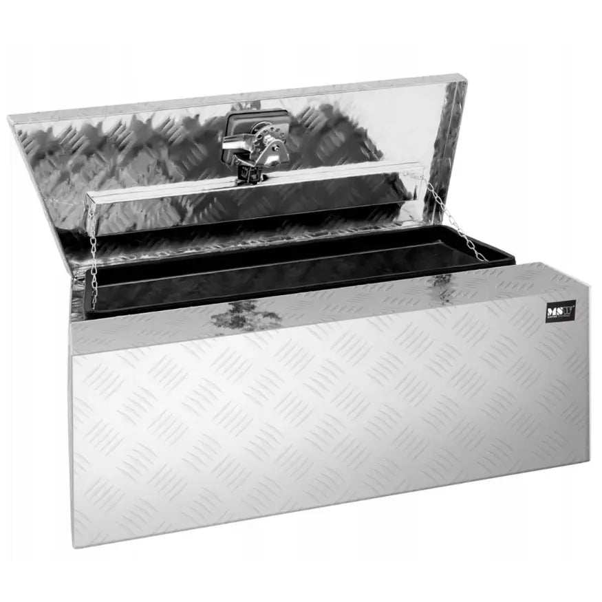 Transportabel verktøykasse i aluminium med åpent lokk, synlige kjettinger og riflet overflate, skrå vinkel.