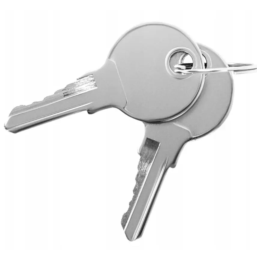 To sølvfargede nøkler til verktøykasse i aluminium, nærbilde med tydelige detaljer mot hvit bakgrunn.