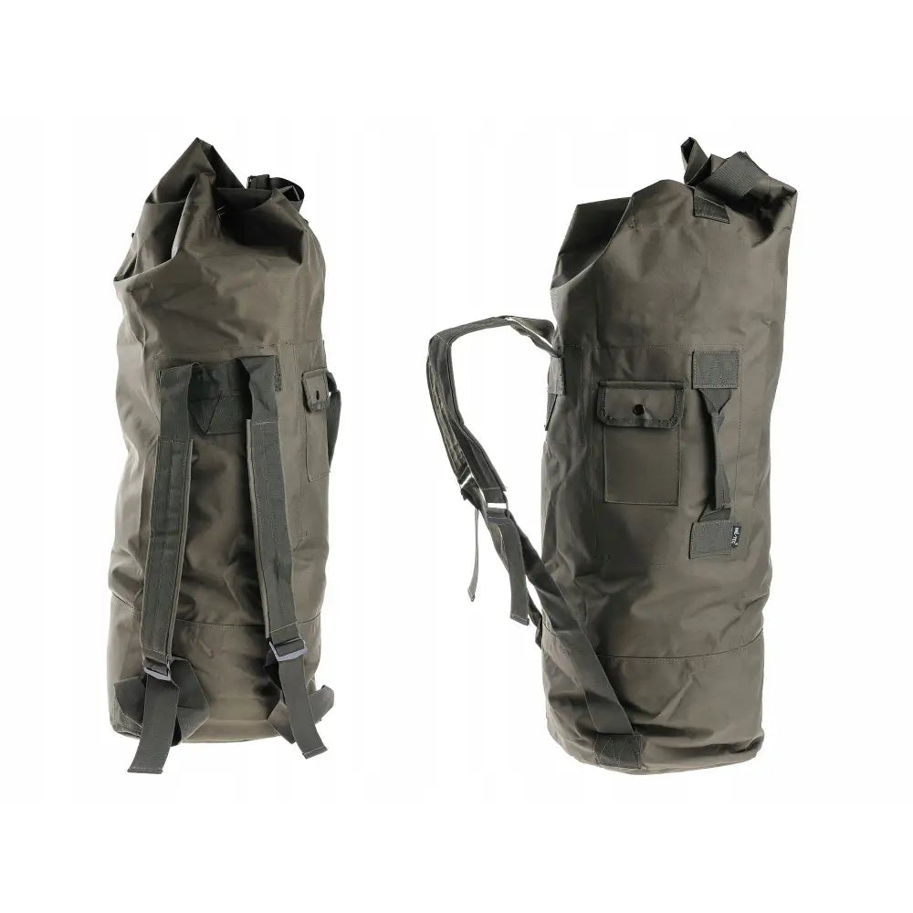 Transportbag sjøsekk i olivengrønn PVC, bak- og sidevisning med justerbare remmer og lommer med klaff.