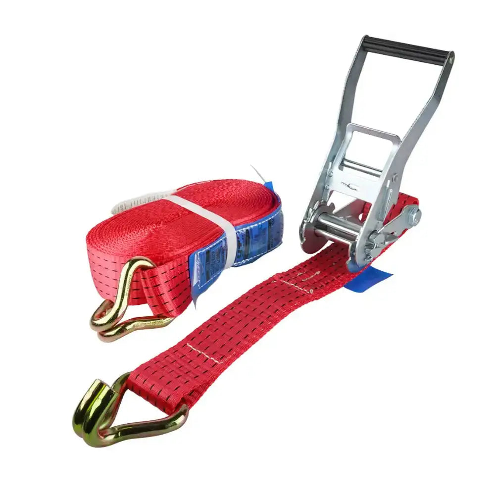Transportbelte med strammer, rød jekkestropp med sorte sømmer, metallkroker og sølvfarget strammer på hvit bakgrunn.