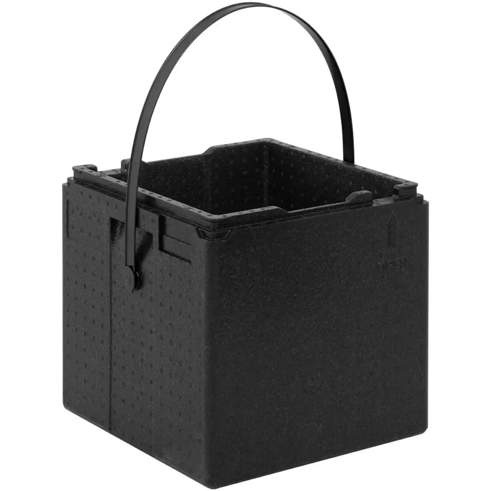 Transportboks EPP CAMBRO, skråvisning med perforert overflate og solid, buet bærehåndtak på sidene.