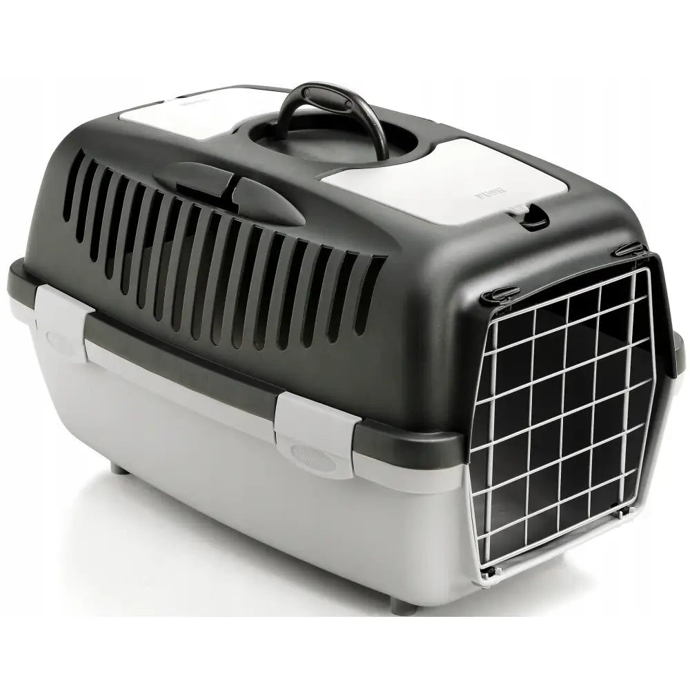 Transportbur for katt 8kg, skrå forfra med svart plast, grå detaljer, metallgitterdør og bærehåndtak.