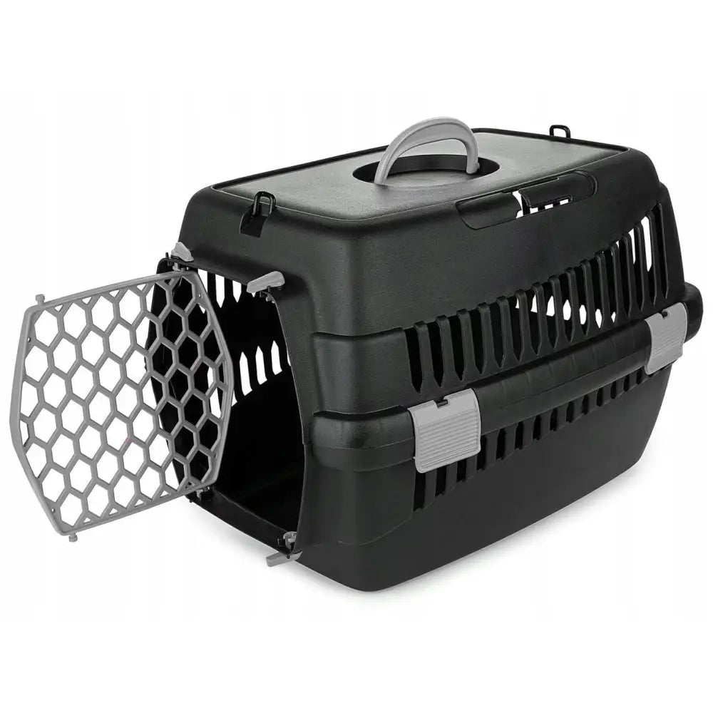 Transporter Teddy M Grå, svart plastbur med grått håndtak og åpen sekskantet dør, sett fra skrå vinkel.