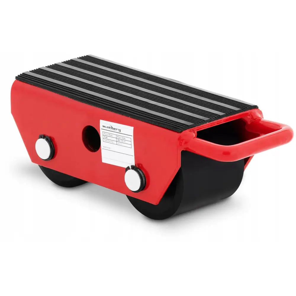 Transportplattform, rød tralle med sort gummiert topp, to store hjul og synlig håndtak fra skrå vinkel.