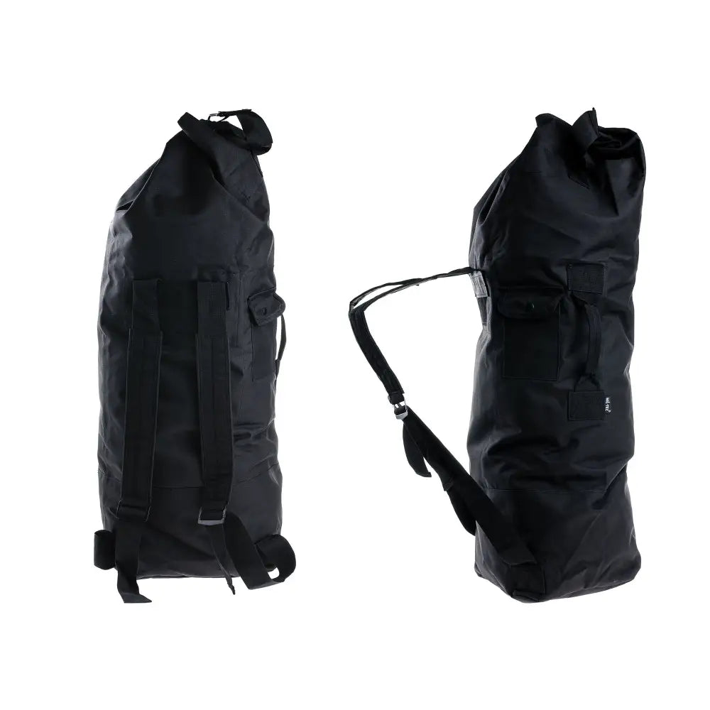 Transportsekk Sjømannsekk i svart PVC, stående oppreist med solid bærestropp og forsterket bunn.