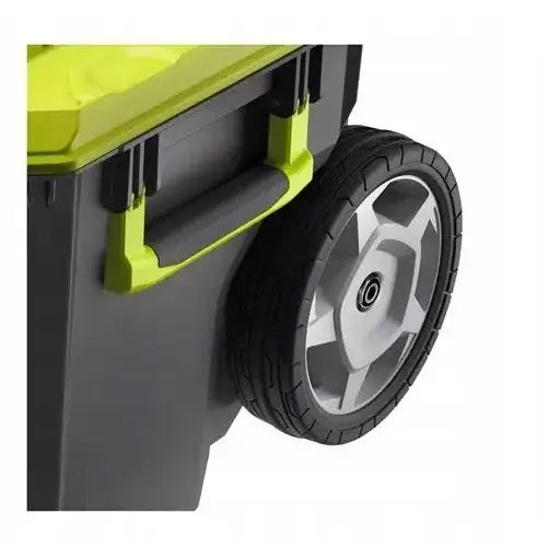 Transporttralle på hjul, nærbilde av limegrønt håndtak og robust grått hjul på hengslet oppbevaringsboks.