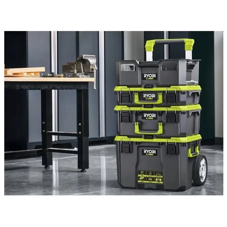 Transporttralle fra Ryobi, sidevisning av stabelbare svarte verktøykasser med grønne detaljer og hjul i verksted.