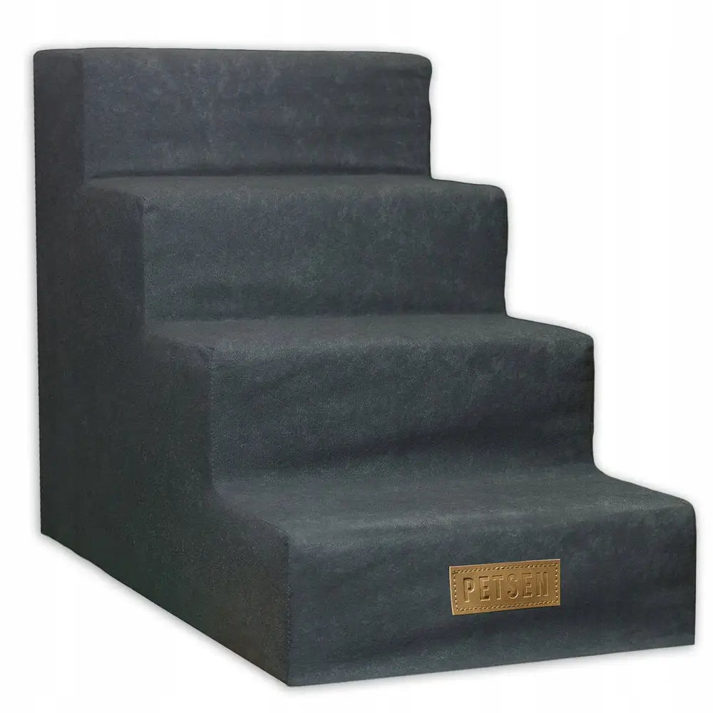 Trapper for hund med fire mørkegrå, stofftrukne trinn og "PETSEN"-skilt synlig på nederste trinn, sett skrått forfra.