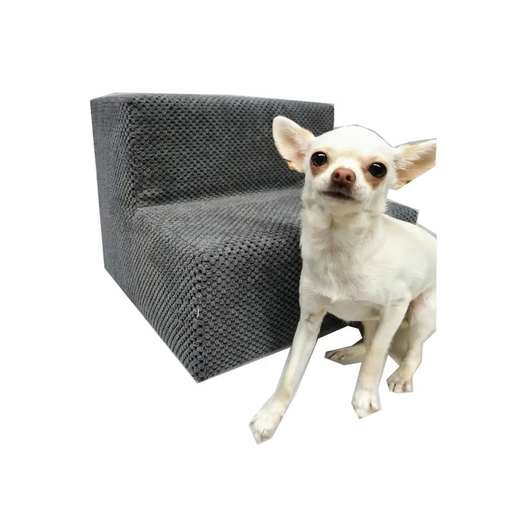Grå trappeformet rampe for hund eller katt, tekstiltrekk og liten hvit hund ved siden av for størrelsesvisning.