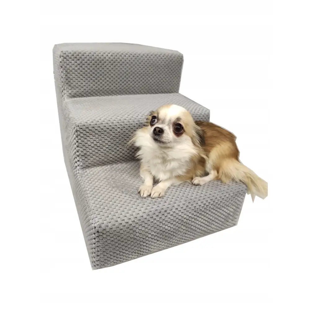 Grå tredelt trapp for små hunder i tekstil med rutemønster, vist fra siden med liten hund hvilende på midterste trinn.