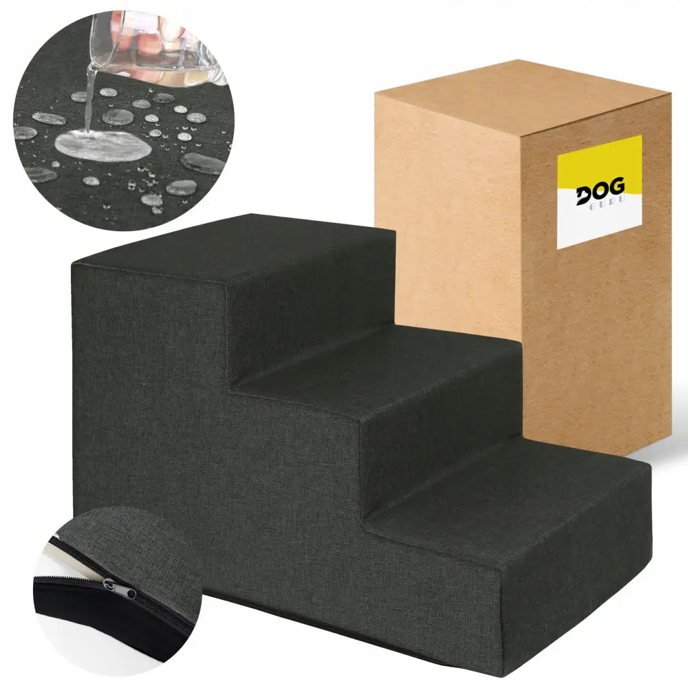 Trappetrinn rampe for hund med tre mørkegrå trinn, vist fra skrått, vannavstøtende tekstil og glidelåsdetalj synlig.