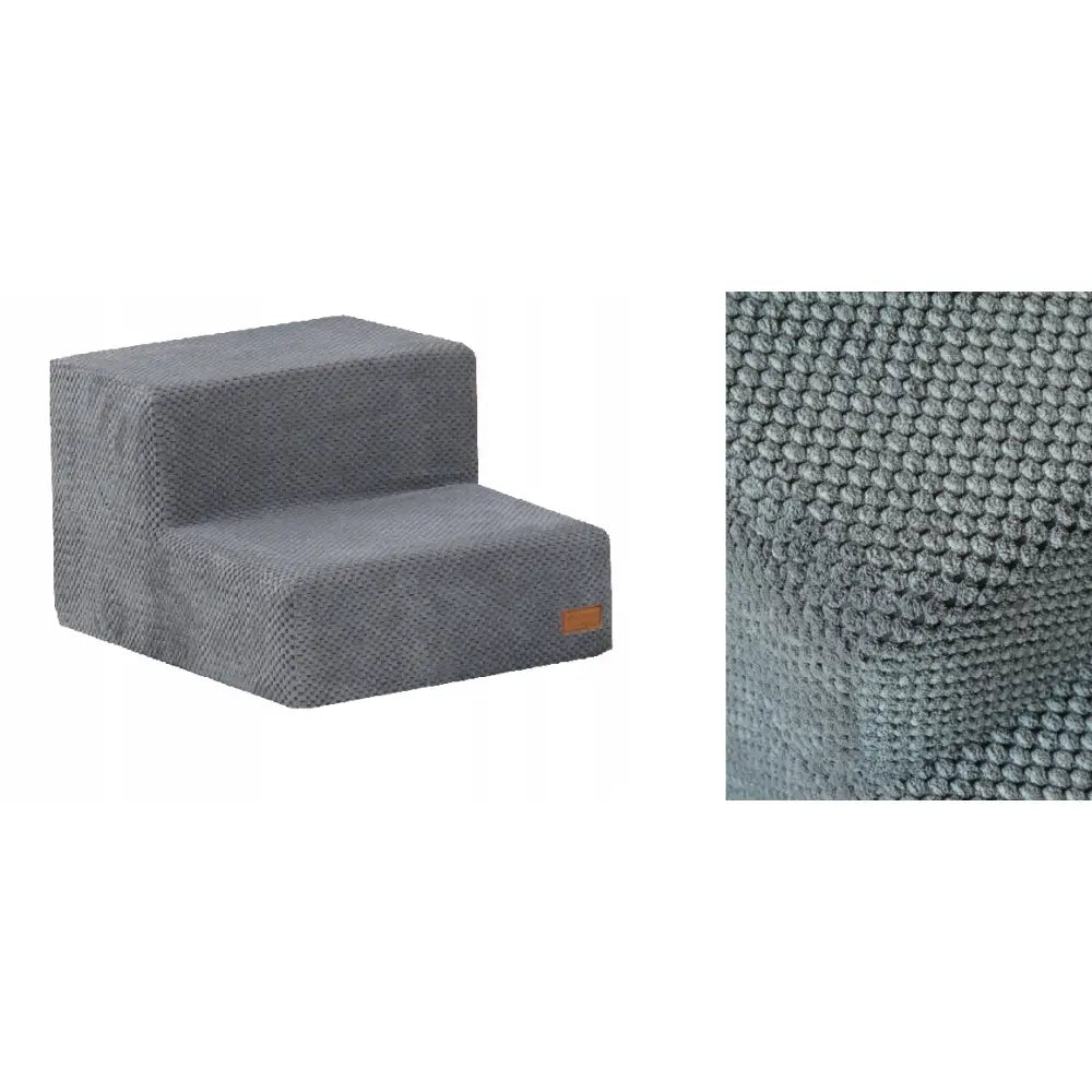 To-trinns grå trappetrinn i cordfløyel, sidevisning med fokus på teksturert stoff og detaljer i materialet.