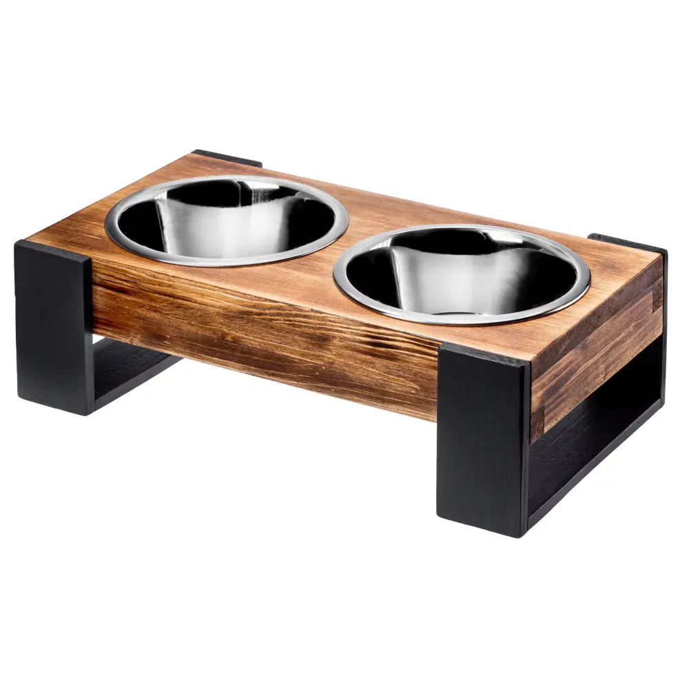 Tre stativ med to rustfrie matskåler, skrå vinkel som fremhever svarte endeprofiler og naturlig treverk.