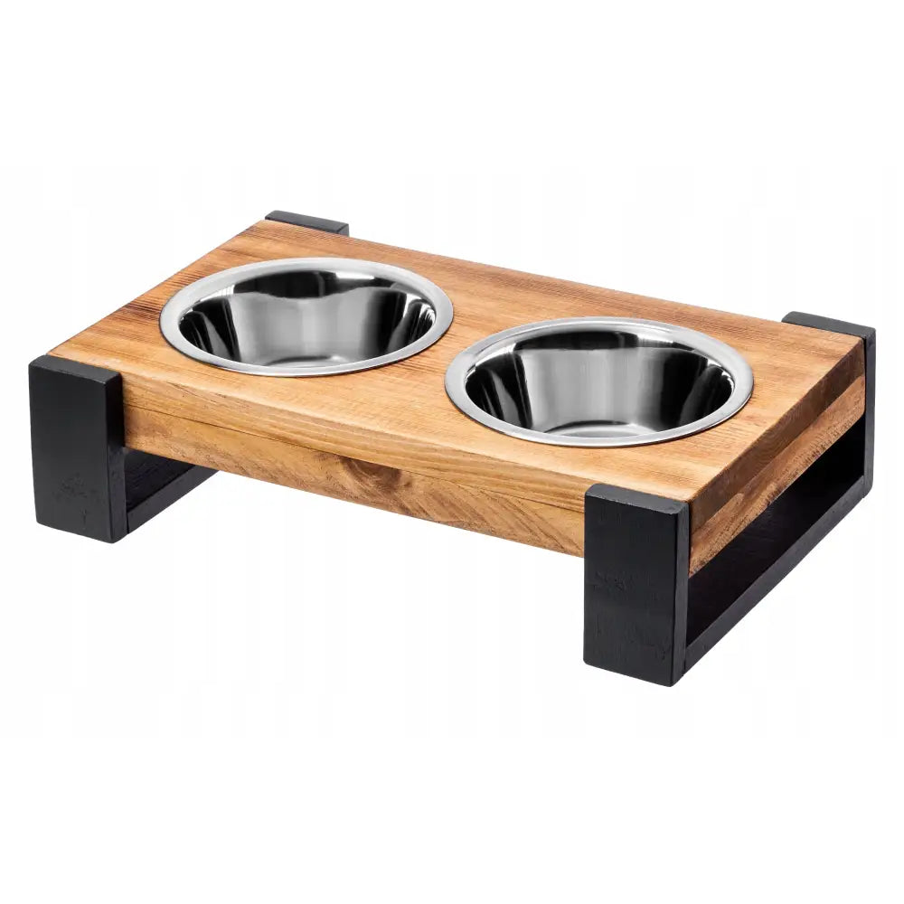 Tre stativ med to matskåler i rustfritt stål, skrå vinkel som viser lyst treverk og sorte ben.