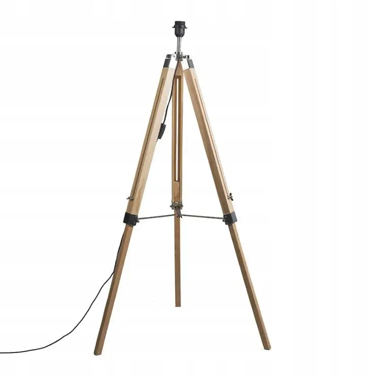 Trebenet gulvlampe Tripod i lyst tre, frontvisning med synlig ledning og sorte detaljer på topp og skjøter.