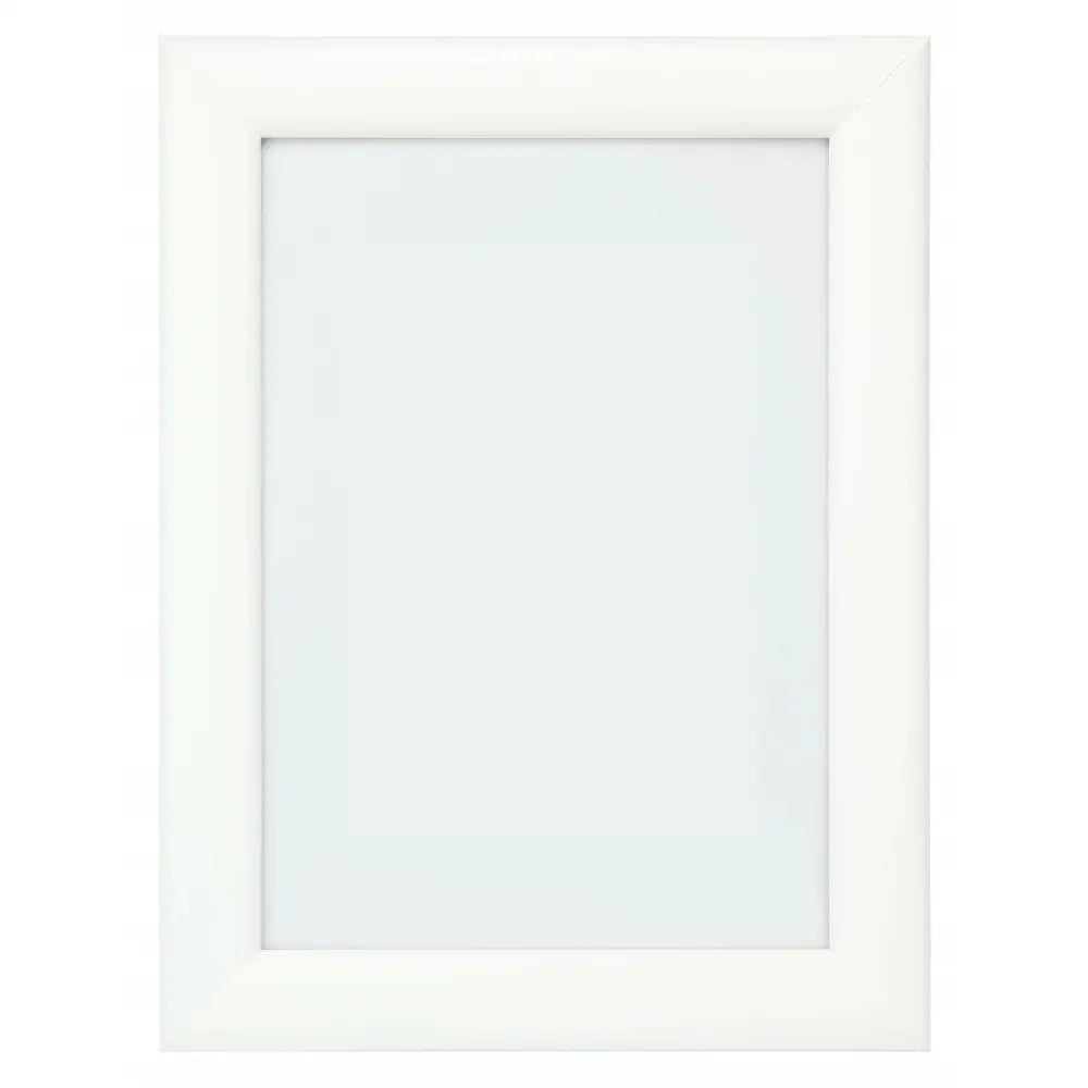 Trebilde ramme Bold Hvit 50x70cm, sett forfra med blank overflate og avrundede, hvite kanter.