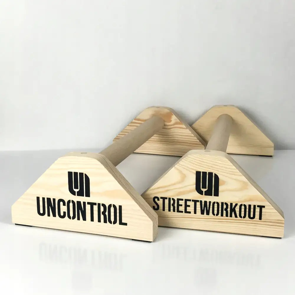 Treblokker Uncontrol Classic 50 cm, to lyse push up-barer med sorte logoer vist fra skrå vinkel på hvit bakgrunn.