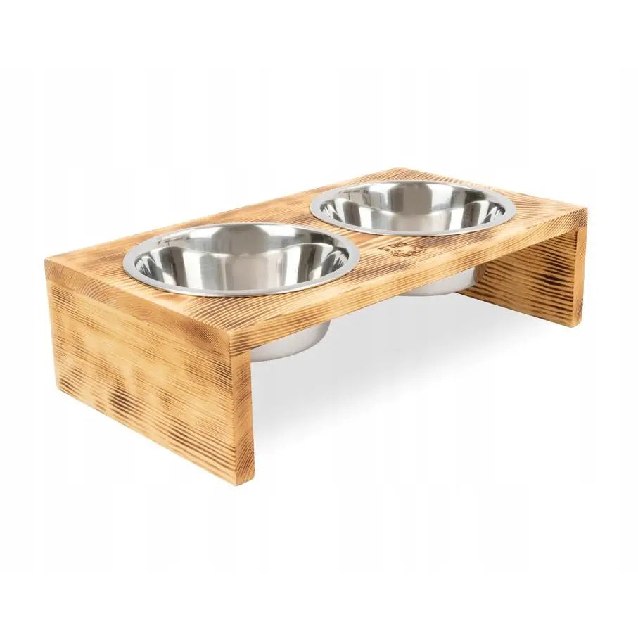 Trebord Buffet for Hund med to rustfrie skåler på 0,9 liter, hevet i lys treramme sett fra skrå forside.